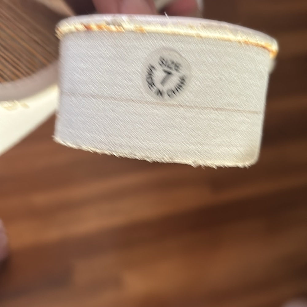 White flip flops size 7 - Picture 6 of 6